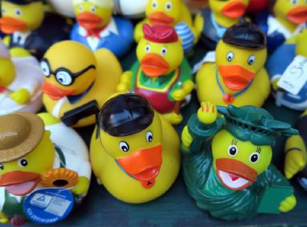 Badeenten werden in der Stadt Monschau in der Eifel zum Verkauf angeboten. Quitschenten