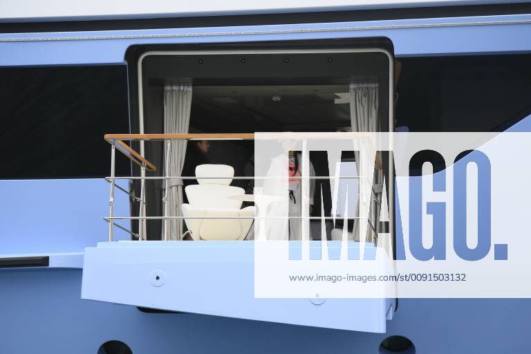 Ausklappbarer Balkon an der 47 Meter langen Motoryacht OCEAN DREAMWALKER III, 2018 abgeliefert von