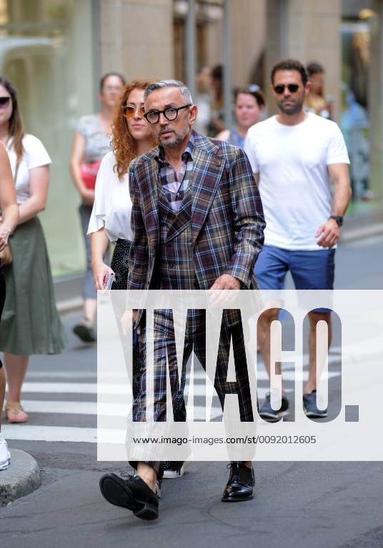 Milan, Bruno Barbieri in the center to shoot a new Masterchef commercial  Chef BRUNO BARBIERI arrives downtown accompanied by two production girls  and heads for ARMANI's restaurant in Via Manzoni, where the