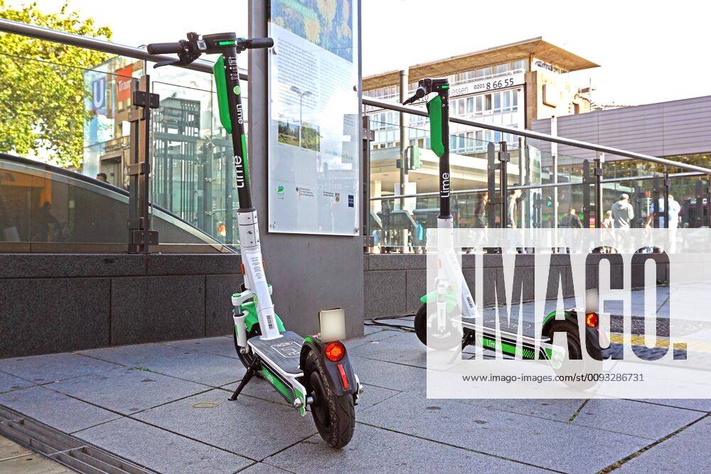 Elektro-Tretroller in der Stadt Sogenannte E-Scooter stehen in der Nähe zum Essener Hauptbahnhof zu