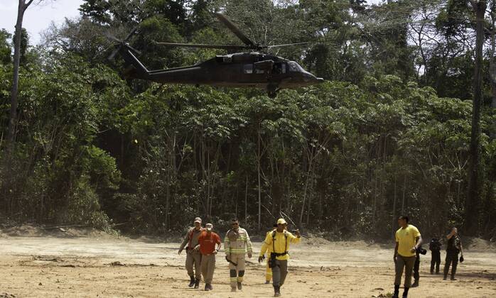 Waldbrände im Amazonas, Armee und Feuerwehr s | IMAGO