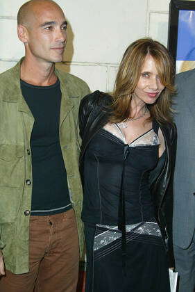 Kiyimlarini yechmasdan kotibasini qattiq sikdi. Bang bang porno tomosha