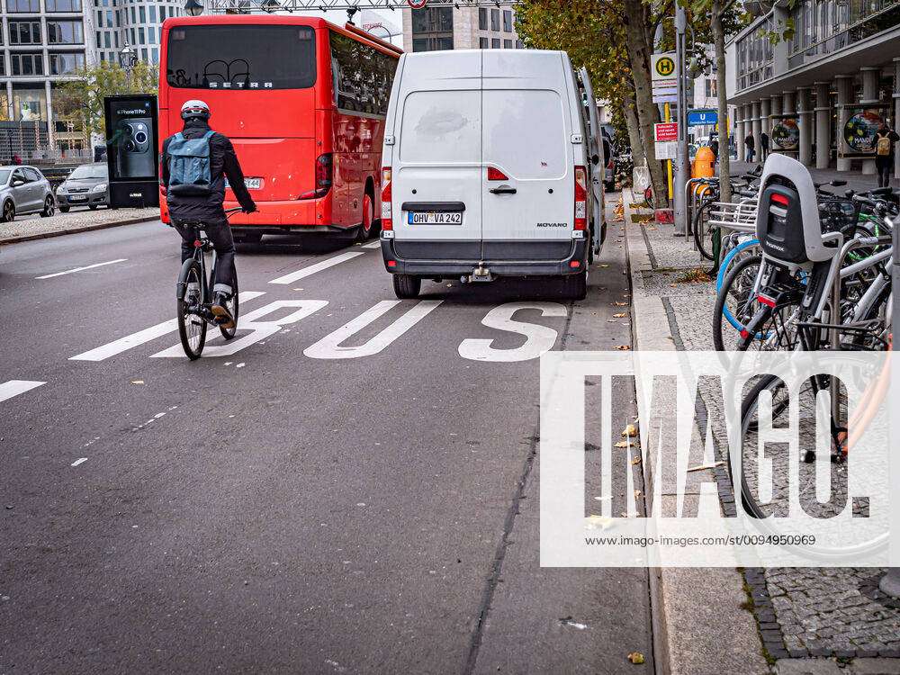 Berlin : Falschparker blockiert Busspur Berlin
