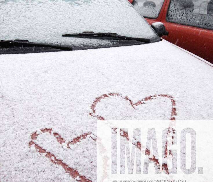 Heiß und Kalt Auto PKW Herz Herzen Herzchen Schnee verschneit geschneit  Motorhaube Liebe verliebt