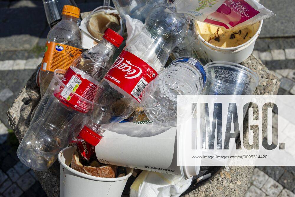 Voller Mülleimer mit viel Plastikmüll und leeren Plastikflaschen, Prag, Tschechien