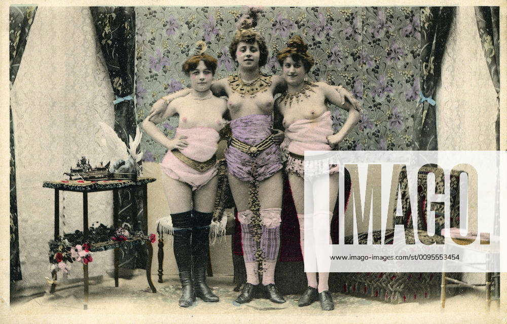 EROTISME 1900 Trois femmes en lingerie devoilant leurs seins