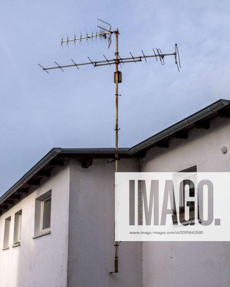 Antenne auf Ruegen Eine Fernseh- und Radioantenne ist auf einem Hausdach in  Bergen auf der Insel