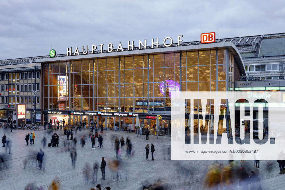 Bahnhofsvorplatz und Eingangshalle am Kölner Hauptbahnhof in der