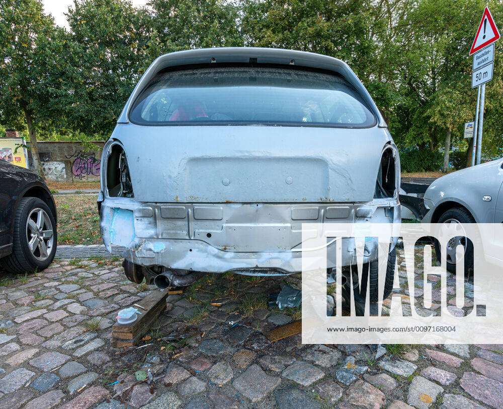 Aufgebocktes Auto ohne Reifen und Stoßstange am Strassenrand, Mecklenburg  Vorpommern, Deutschland