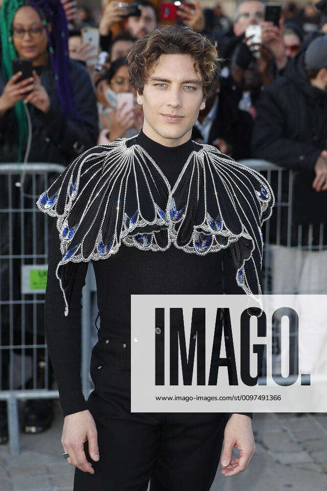 Cody Fern CELEBRITES : Arrivee defile pret a porter Louis Vuitton Automne  Hiver - Paris - 03 03 2020