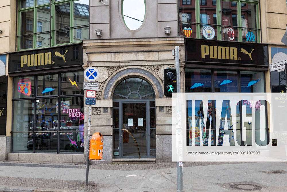 Ongeldig koppeling surfen Geschlossener Puma Store am Hackeschen Markt in Berlin während der  Corona-Pandemie am 02.04.2020 **