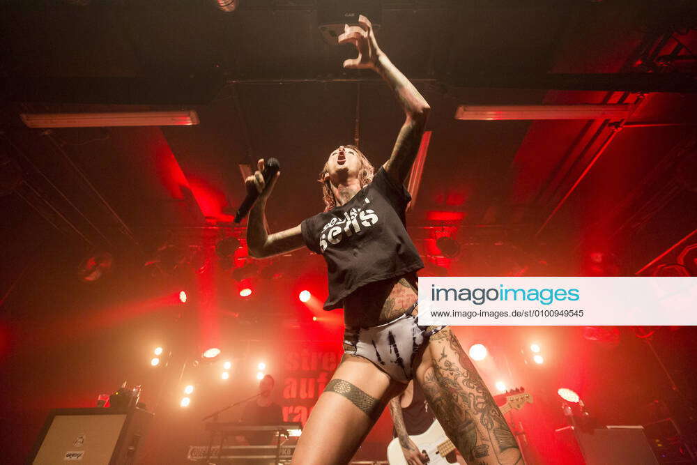 19 Konzert Jennifer Rostock, Saengerin Jennifer Weist live im Berliner SO36 am 08. September 2016. 19 Konzert Jennifer Rostock, Saengerin Jennifer Weist live im Berliner SO36 am 08. September 2016.