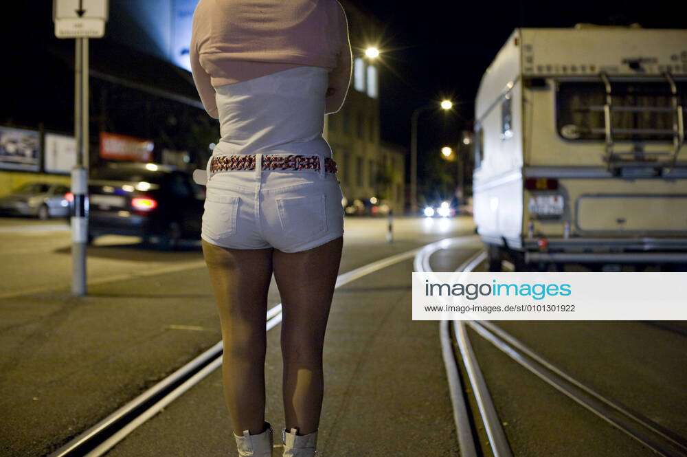 Eine Prostituierte Wartet Auf Freier Auf Dem Straßenstrich Am Sihlquai In Zürich Am Freitag 