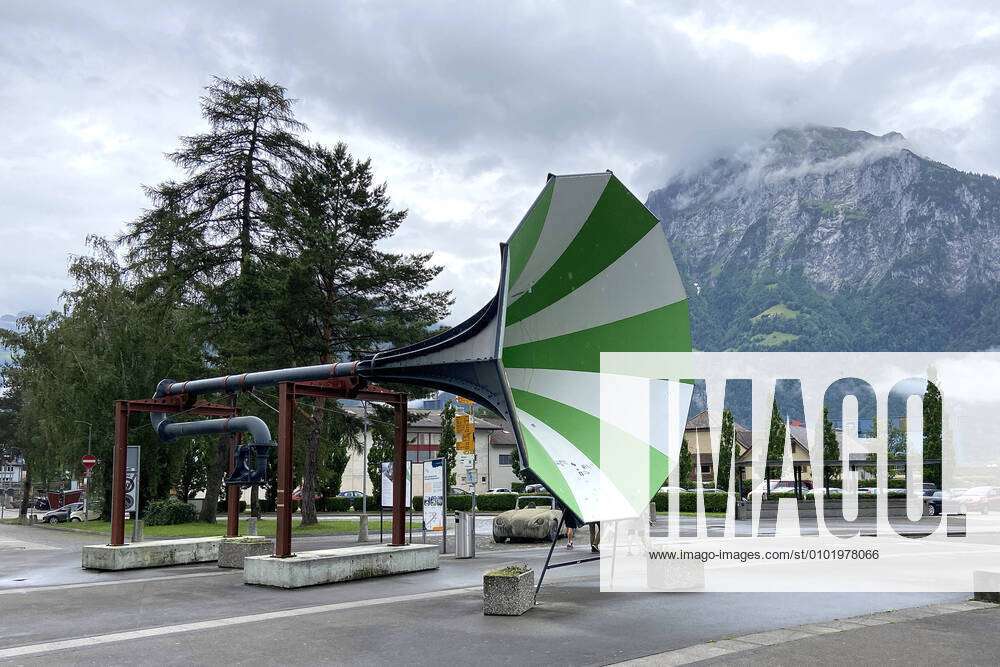 Das weltweit größte Schiffshorn auf dem Bahnhofsvorplatz von Flüelen am  Vierwaldstättersee, Kanton