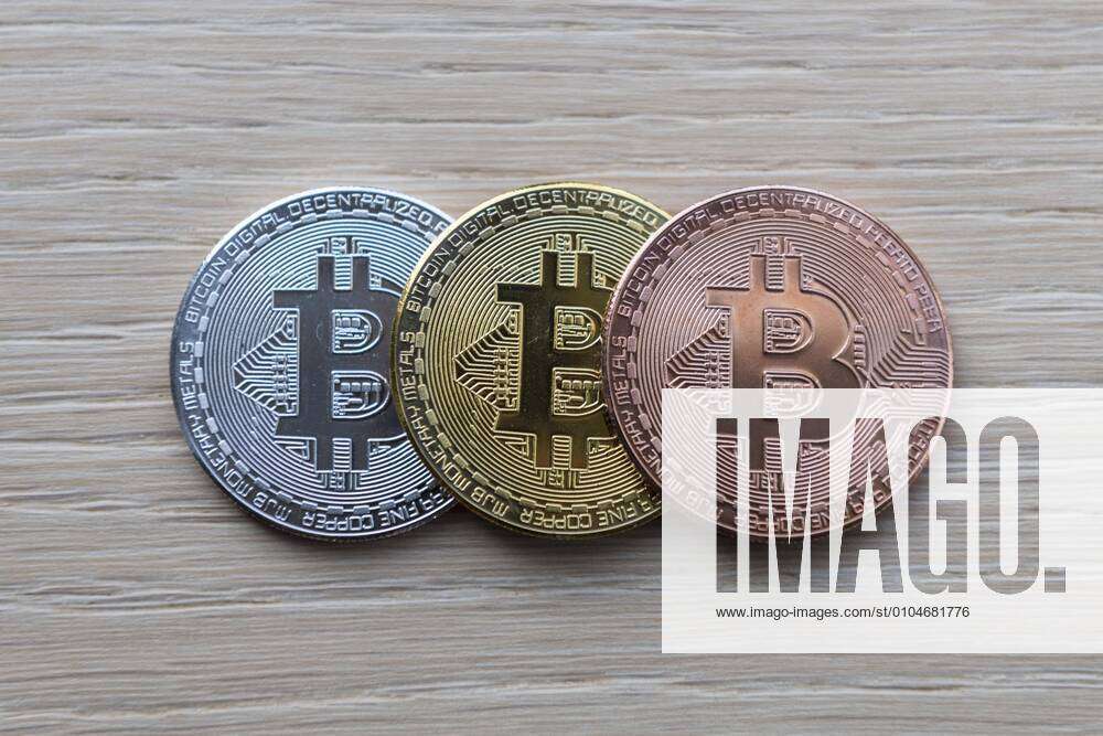 Symbolbild digitale Währung, physische Münze Bitcoin, silber, gold, bronze