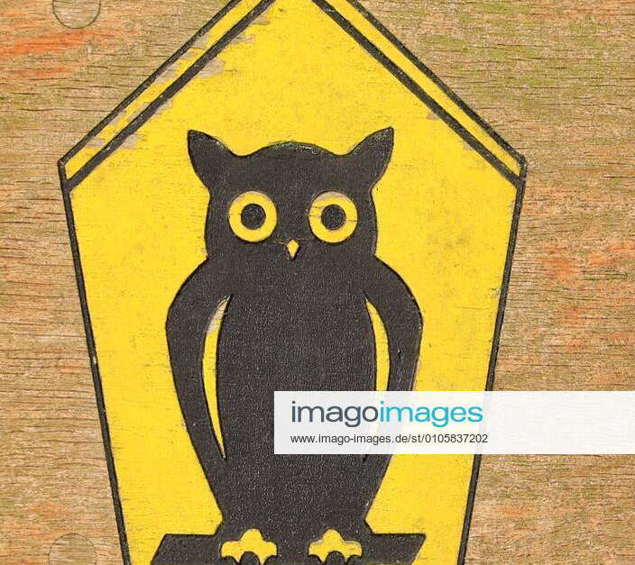 Barhöft 23.10.2020 , Barhöft, Symbol für Naturschutzgebiet (schwarze Eule auf gelbem Grund