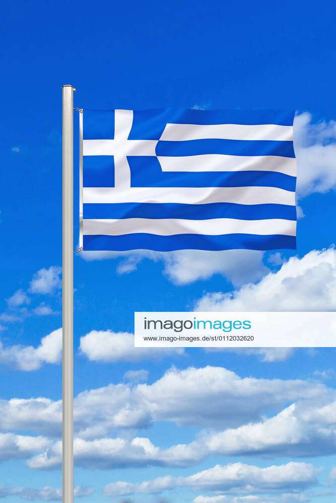 Wehende Flagge von Griechenland vor blauem Wolkenhimmel, Griechenland flag  of Greece against blue