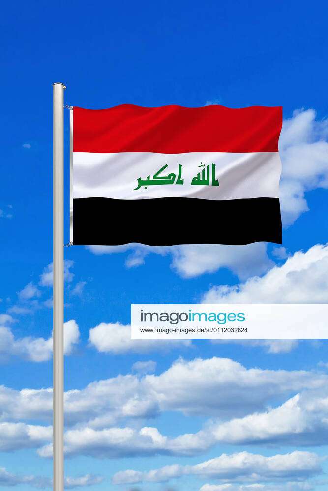 Wehende Flagge vom Irak vor blauem Wolkenhimmel, Irak flag of Iraq against  blue cloudy sky, Iraq