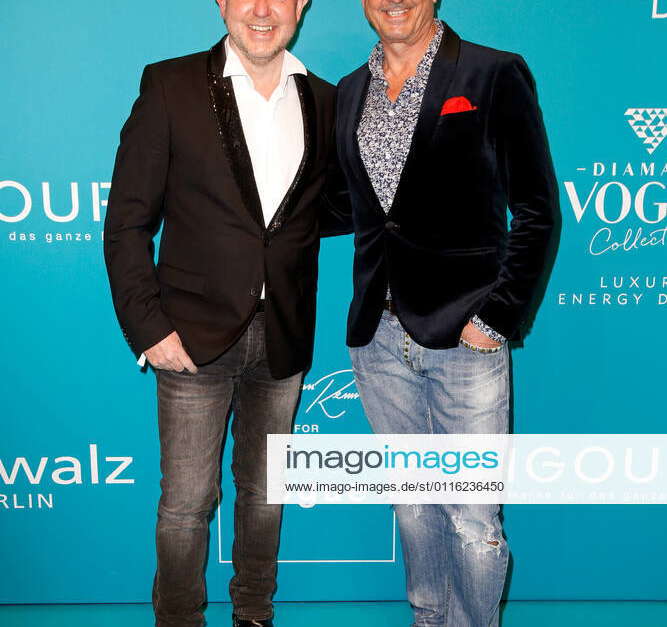 Brian Rennie mit Ehemann Ferdinand Rennie auf dem Roten Teppich bei der