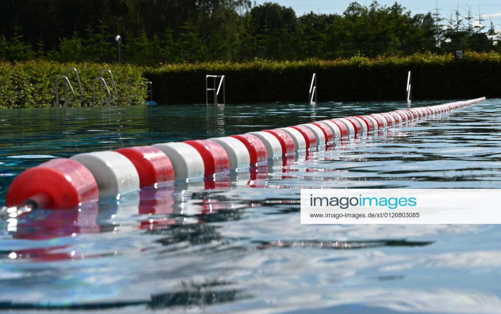 Die Abtrennung einer Schwimmbahn durch eine Schwimmleine in einem Freibad *** The separation of a sw Die Abtrennung einer Schwimmbahn durch eine Schwimmleine in einem Freibad *** The separation of a sw