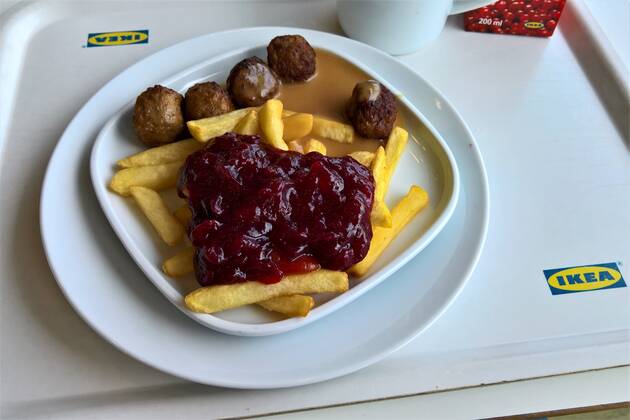 Ikea Restaurant . Foto: Kinderteller mit Koettbullar, Pommes und