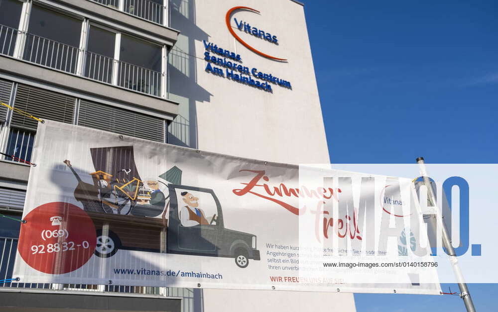 Werbung für Altenheim Werbebanner für freie Zimmer vor dem Vitanas ...