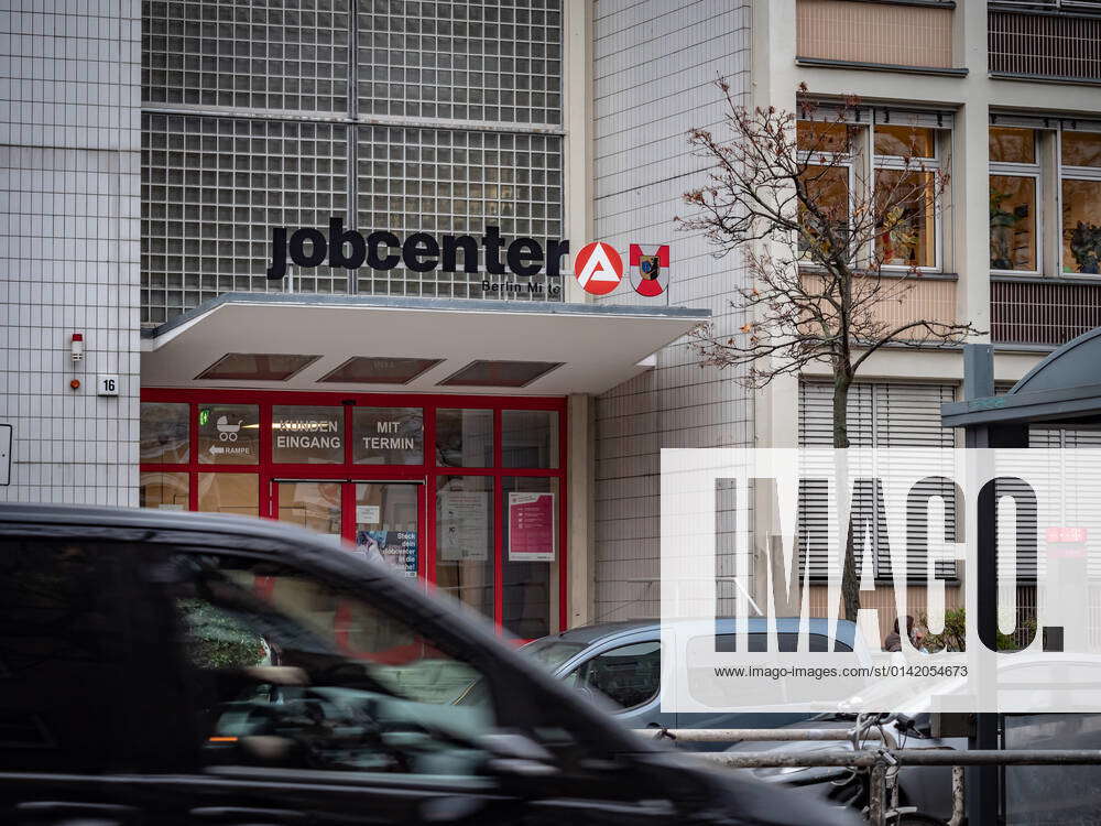 Berlin Mitte OT Wedding; Straßenszene Müllerstraße Arbeitsamt JobCenter Agentur für Arbeit Berlin Berlin Mitte OT Wedding; Straßenszene Müllerstraße Arbeitsamt JobCenter Agentur für Arbeit Berlin