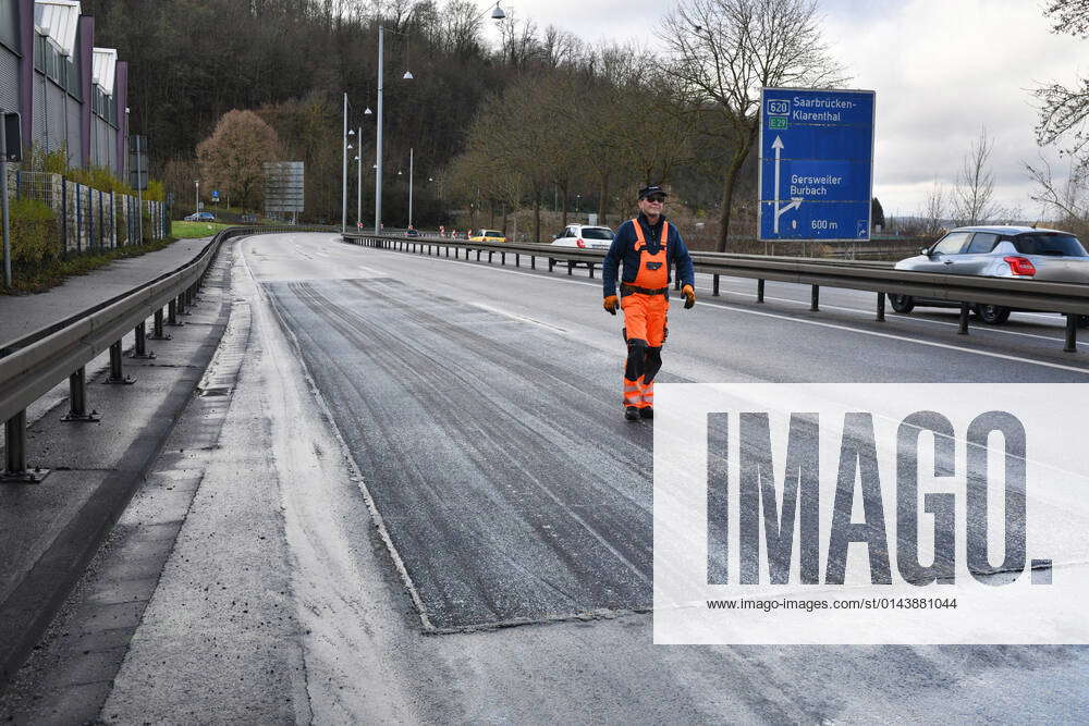 Bernd Altmeyer untersucht die frische Teerdecke am Saarbrücker Messegelände auf der Stadtautobahn