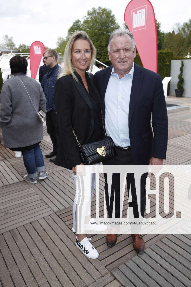 Andreas Brehme mit Lebensgefährtin Susanne Schaefer Aufschlag bei BILD 2019 am 2. Mai 2019 in MTTC Andreas Brehme mit Lebensgefährtin Susanne Schaefer Aufschlag bei BILD 2019 am 2. Mai 2019 in MTTC