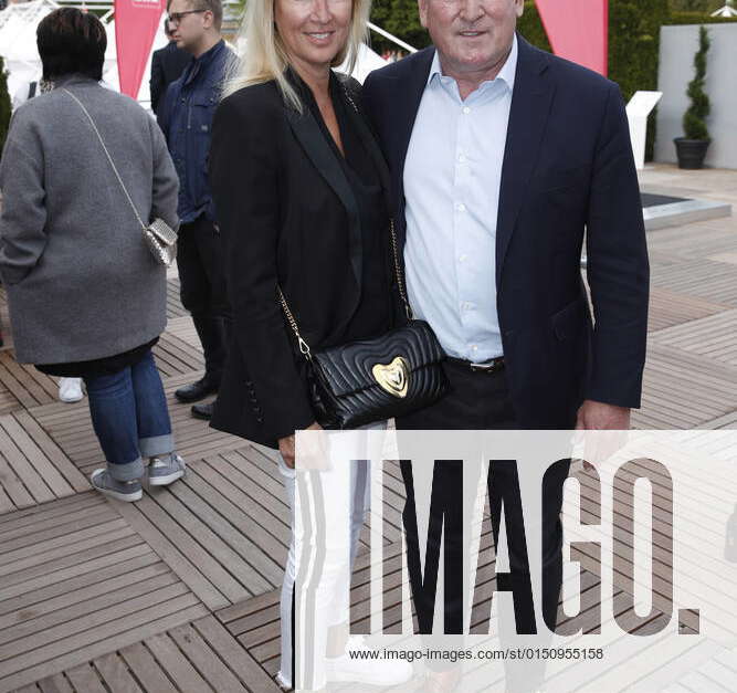 Andreas Brehme mit Lebensgefährtin Susanne Schaefer Aufschlag bei BILD 2019 am 2. Mai 2019 in MTTC Andreas Brehme mit Lebensgefährtin Susanne Schaefer Aufschlag bei BILD 2019 am 2. Mai 2019 in MTTC