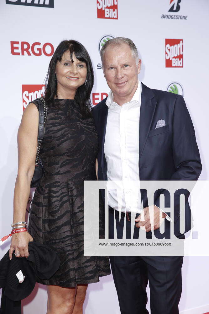 Stefan Reuter mit Ehefrau Birgit Reuter SPORT BILD Award 2019 am 19