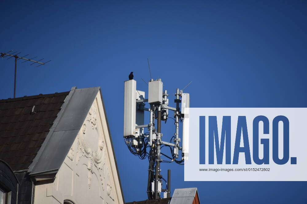 Mobilfunkmast, Antenne, Antennen auf einem Hausdach.5G, Mobilfunkantenne,  Antennenmast