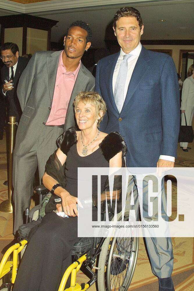 geni Furnace pastel Marlon Wayans, Vicki Light and Michael Nouri at the National MS Society  30th Annual Dinner of