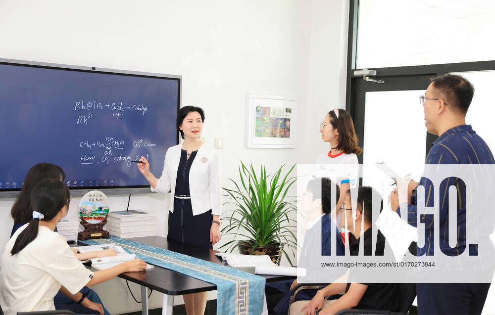 (221001) -- CHANGCHUN, Oct. 1, 2022 -- Yu Jihong (C) discusses with her ...