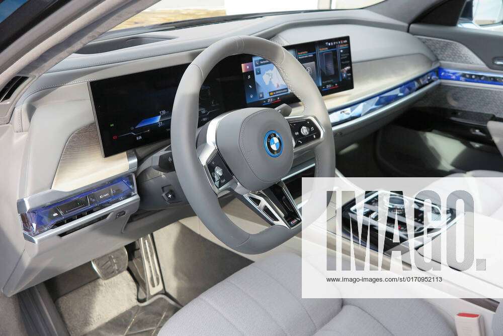 Cockpit Innenraum des BMW i7 xDrive 60 (Elektroauto 7er, Baureihe G70,  Modelljahr 2023, Farbe
