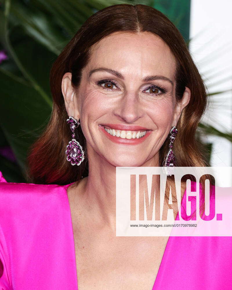 List 99+ Pictures Julia Roberts Jumpsuit Ticket To Paradise Stunning