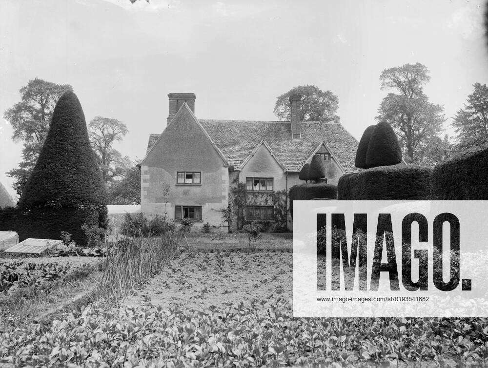 an-old-house-in-the-village-kingston-lisle-oxfordshire-c1860-c1922