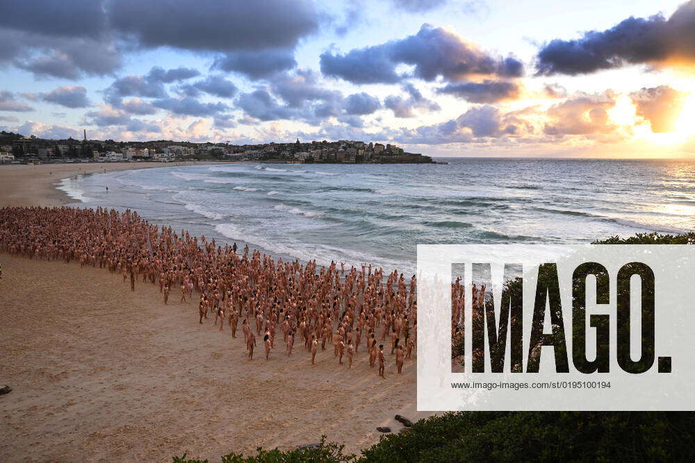 Spencer Tunick Nude Beach Installation Sydney Thousands Of People Stand Nude As Part Of An 4801
