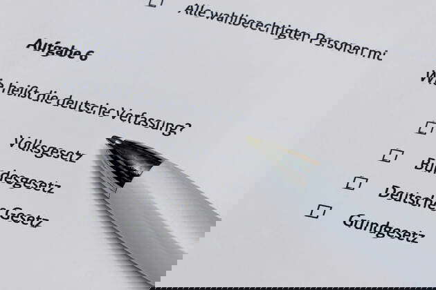 Fragenkatalog Zum Test Leben In Deutschland Fragen Ankreuzen Fotos | IMAGO