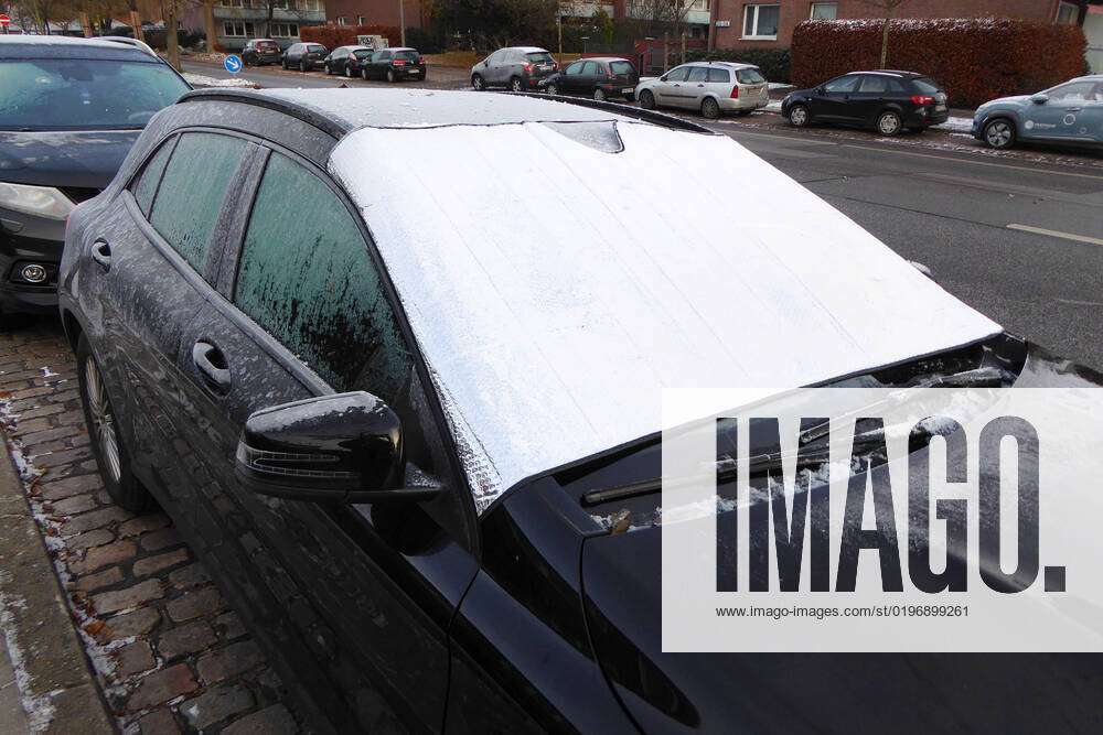 Auto überzogen mit einer Eisschicht Frostschutzfolie Frontscheibe Auto  ueberzogen mit einer