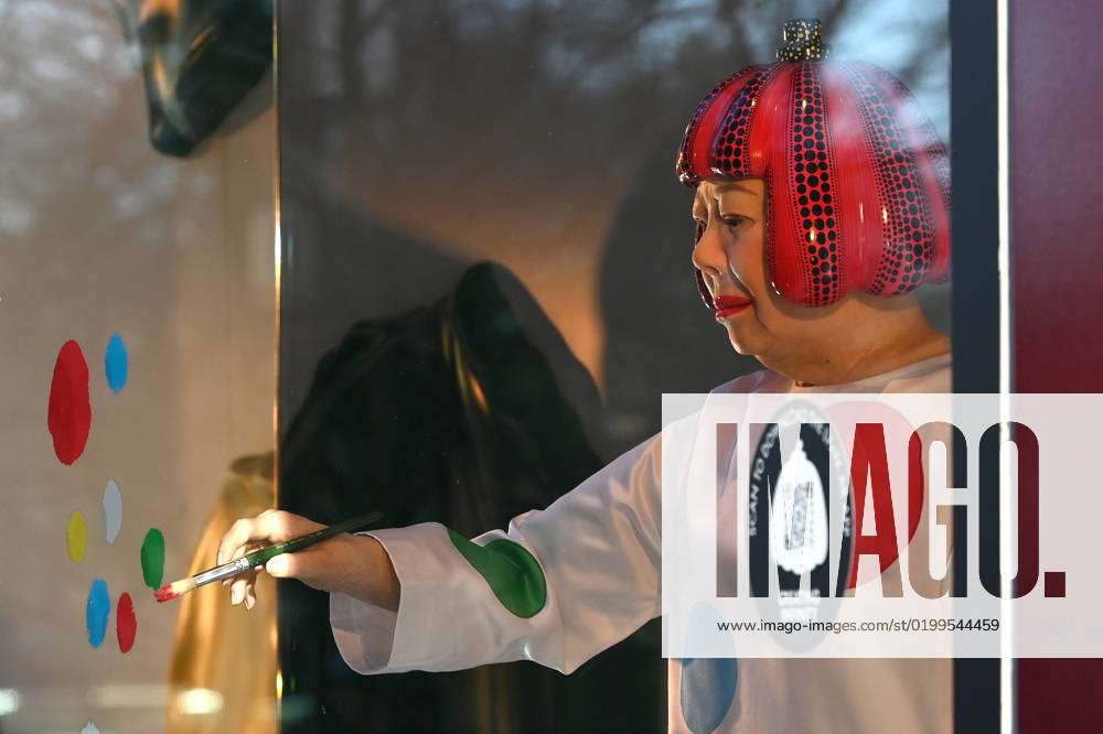 NY: Yayoi Kusama Robot In Louis Vuitton Window A lifelike robot of