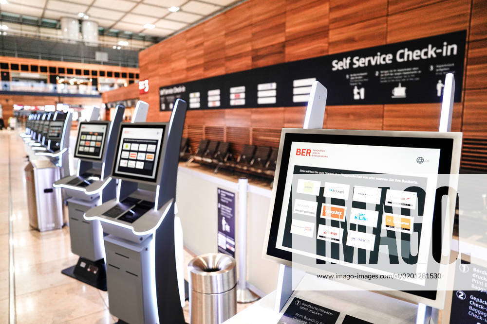 Symbolbild Self Service Check-In Symbolfoto Automaten am Flughafen BER ...
