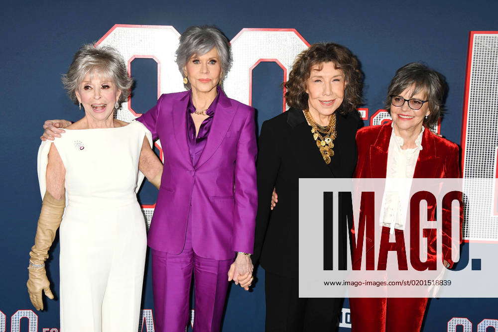 80 FOR BRADY, from left: Rita Moreno, Lily Tomlin, producer Tom Brady, Jane  Fonda, Sally Field, on set, 2023. © Paramount Pictures / Courtesy Everett  Collection Stock Photo - Alamy