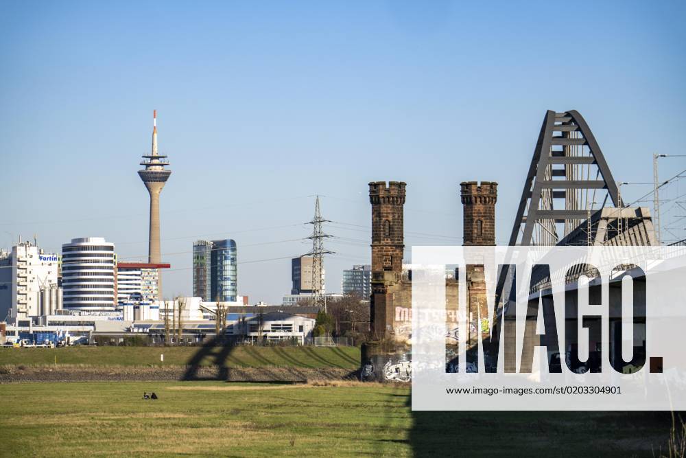 Skyline von Düsseldorf mit Rheinturm Häuser im Medienhafen Hammer Skyline von Düsseldorf mit Rheinturm Häuser im Medienhafen Hammer