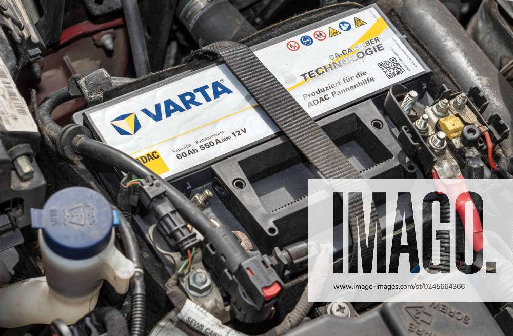 Neue Varta Autobatterie im Motorraum eines älteren PKW, München, 26. April  2023 Deutschland