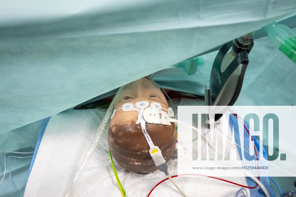 GRONINGEN - Visitors look around in an operating room in the University ...