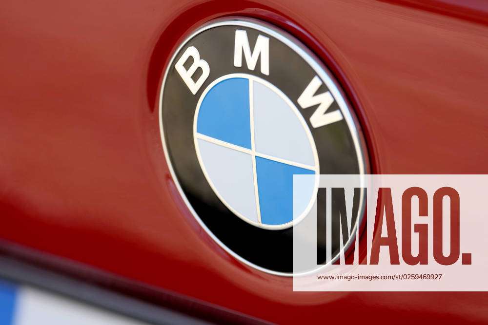 BMW Logo auf einem roten BMW Fahrzeug, Kofferraum BMW am 11.06.2023 in Siegen  Deutschland