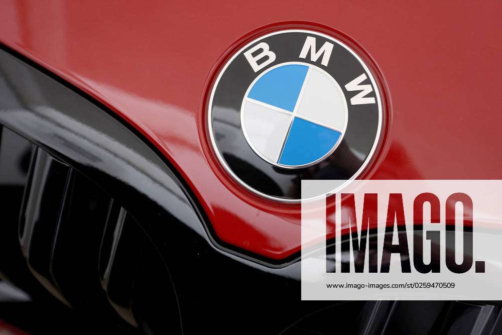 BMW Logo auf einem roten BMW Fahrzeug, Motorhaube BMW am 11.06