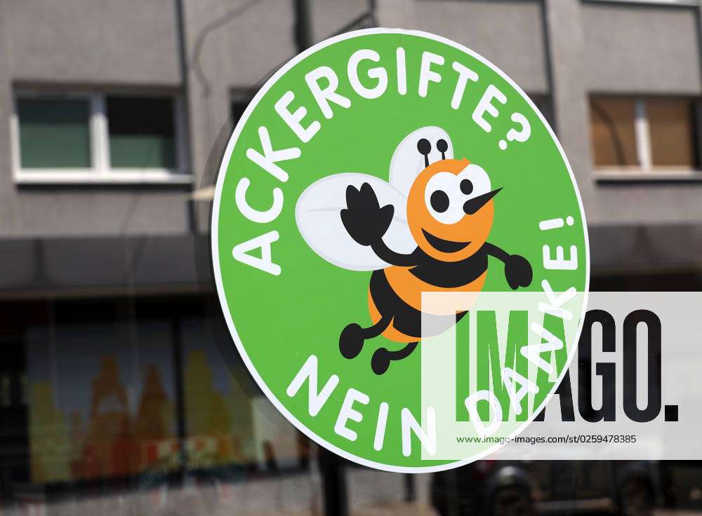 11.06.2023, Deutschland, NRW, Landwirtschaft, Pestizide, Agrarindustrie,  Aufkleber mit einer Biene
