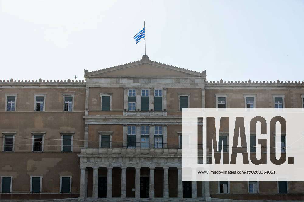 Griechenland - Athen, Die griechische Flagge weht auf Halbmast auf dem griechischen  Parlament